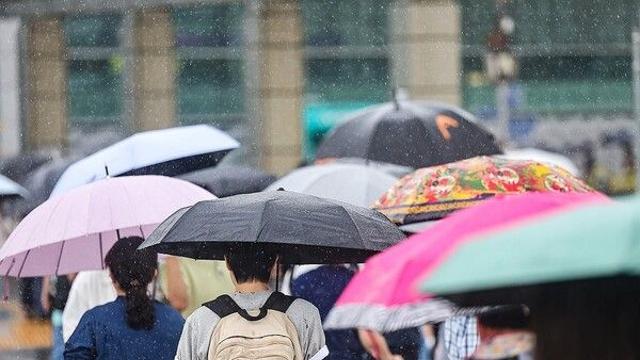 [날씨] 출근길 곳곳 비…내륙 일교차 15도 ‘환절기 건강 비상’
