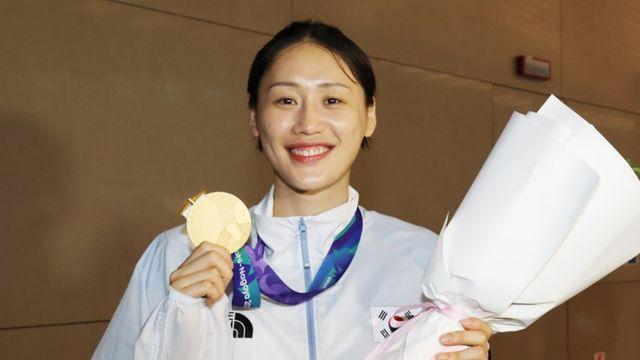 [나고야 2026] '차포 떼고 우승' 12년 만에 金 안고 돌아온 여자농구 