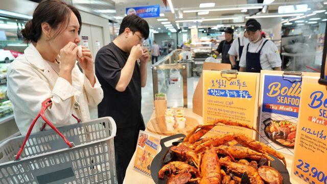 “팔기 전에 고객부터 맛본다”…롯데마트, 신상품 ‘실전 테스트’
