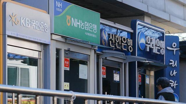 [속보] 내년 4월부터 은행 문 30분 늦게 연다...금융노사 잠정 합의