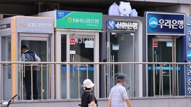 [속보] 금융 노사, 은행 점포 영업시간 30분 단축 잠정 합의