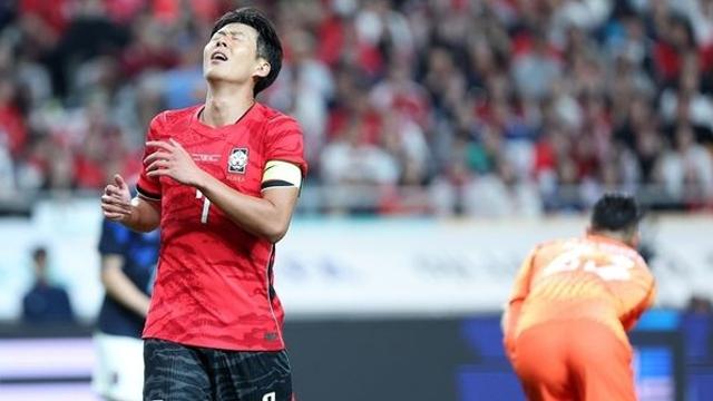 우루과이에 4골 내준 한국…모레노 감독 첫 '패배'