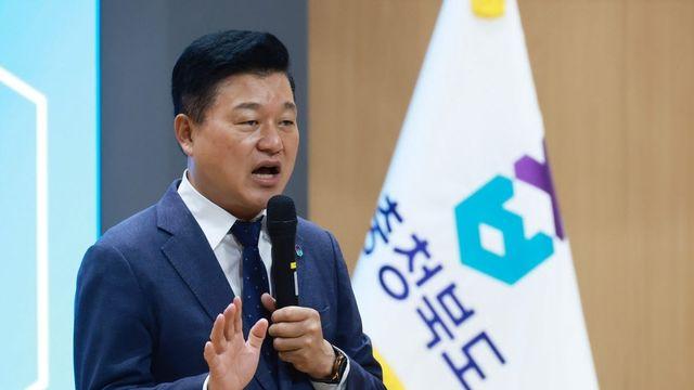 경찰, '불법 선거운동 의혹' 신용한 충북지사 집무실 압수수색