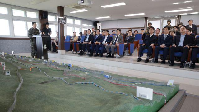 국회 국방위, 파주 DMZ 지뢰 폭발 현장 점검
