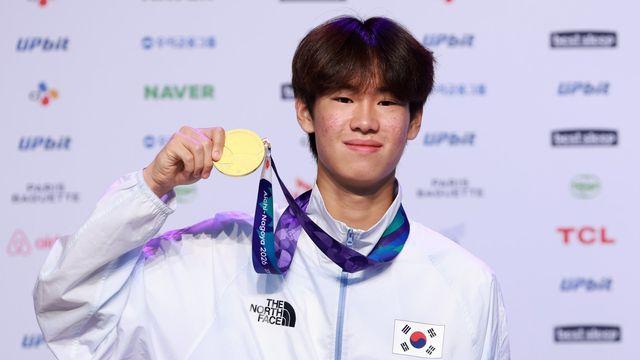 e스포츠 이어 스케이트보드 강준이 금메달에도 ‘흠집’…한국 선수단 잇단 메달 손상에 조직위 교환 요청, 해외서도 유사 사례