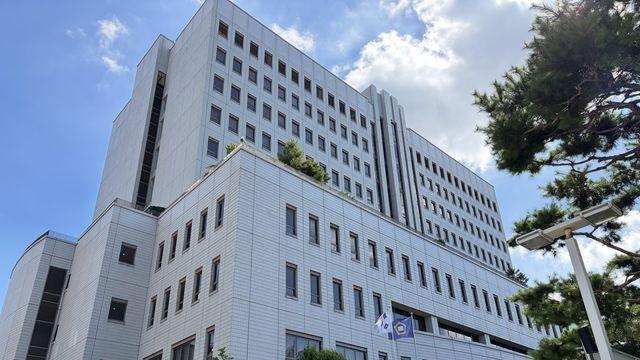 가수 이승기 장인, '코스닥 상장사 주가조작' 징역 3년6개월