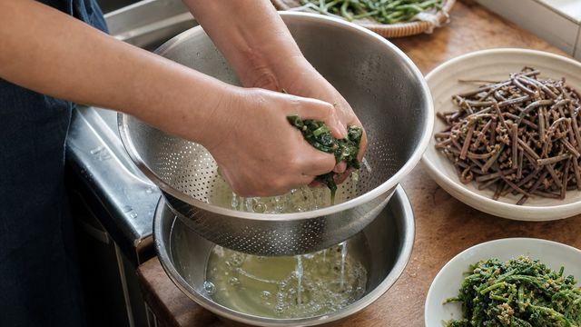 추석 삼색나물 데친 뒤 '이 순서'로 물기 짜보세요…간이 확 살아납니다