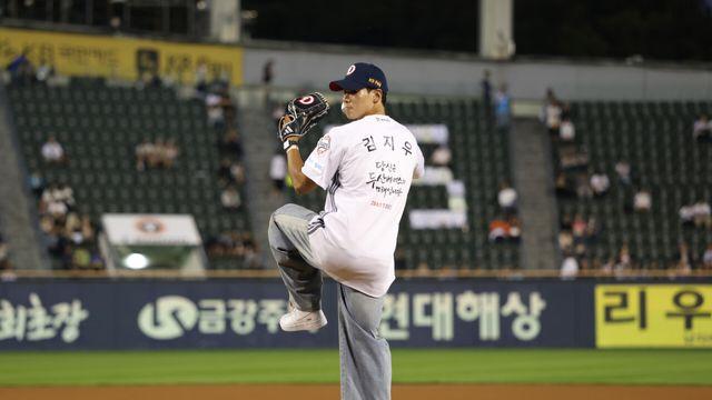 곽빈 앞에서 '니가 좋아' 열창...2027년 두산 1라운더 김지우 