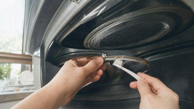 전자레인지 회전판이 헛돌 때 '이것'부터 닦아보세요…기름때가 스르륵 벗겨집니다