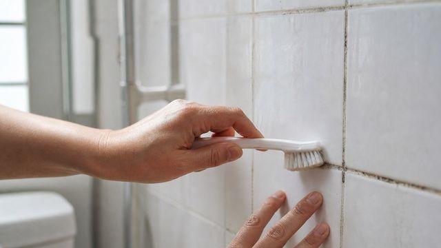 실리콘 틈에 식초·락스 함께 쓰면 위험하다, 마른 솔로 먼지 먼저 털어야 한다