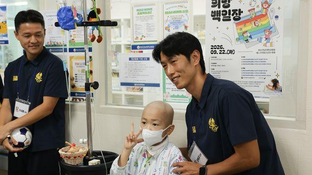 광주FC 선수들, 화순전남대병원 찾아 환아 응원