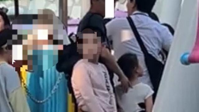 롯데월드 대기줄서 소변 본 어린이...공공장소 에티켓 '논란'