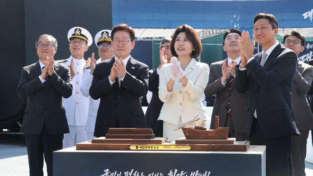 李, 이지스함 진수식서 “조선산업 초격차 유지 지원”