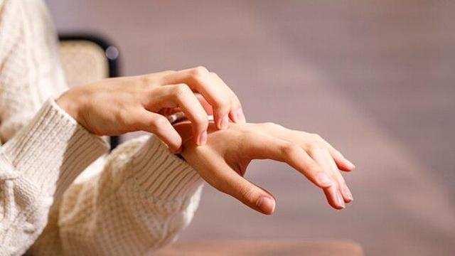찬바람 불면 심해지는 가려움…‘피부건조증·아토피피부염’ 주의