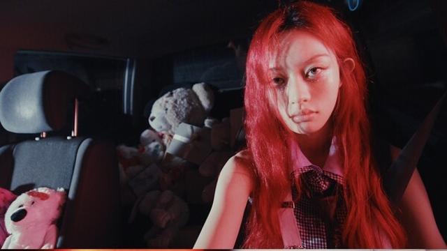 아일릿 민주, 전기톱 든 서늘한 광기…신보 'BREAK EVEN' 쾌감 질주