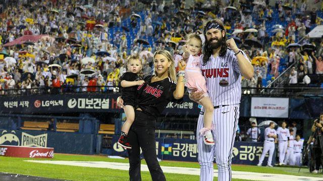 2023시즌 통합 우승 주역 켈리, 4일 KIA전 승리 기원 시구…“잠실로 돌아와 감회가 새롭다”