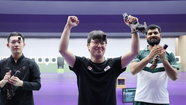 [나고야 2026] 아내 김예지 예언 적중...25ｍ 속사권총 이건혁, 단체전 이어 개인전도 금메달 획득