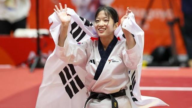 [속보] 정하은, AG 태권도 품새 금메달…한국 여자 개인전 2연패