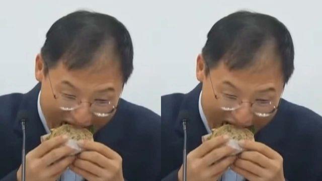 “쇼 하지 마라” vs “트집 잡지 마라”… 회의 도중 샌드위치 먹은 정치인, 누리꾼 갑론을박
