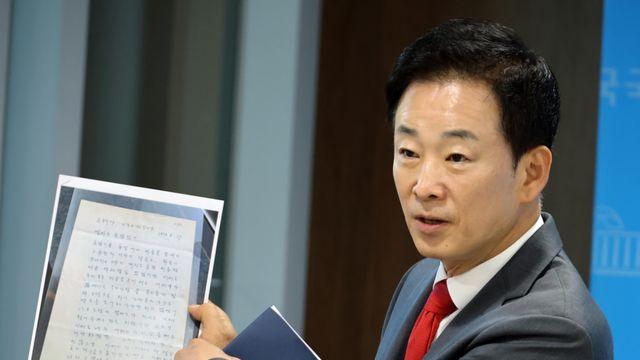“내가 맞았더라면”…朴, ‘암살자(들)’논란에 50년 전 부친 편지 공개