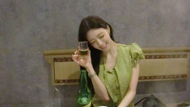 유나, 올가을은 연두 유행하려나…연두 셔츠 입고 맥주 한잔 [IS하이컷]