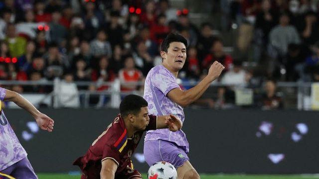 축구화 던지며 분노한 김민재 