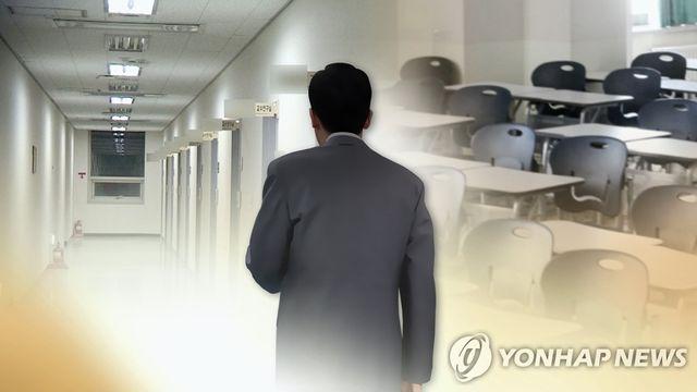 무릎에 앉히고 끌어안고…초등생 추행 일삼은 '변태 선생님'