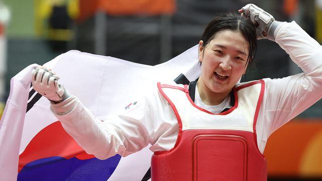 송다빈, 첫 아시안게임서 정상…한국 태권도 겨루기 첫 금메달