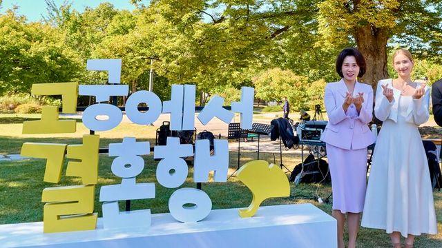 김혜경 여사, 고궁박물관 ‘제1호 야외 결혼식’ 찾아 신혼부부 축하