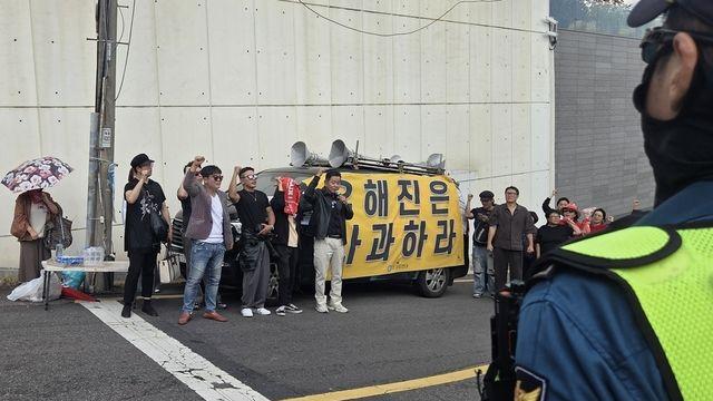 '암살자(들)' 주연배우 유해진 자택·제작사 앞 보수단체 집회