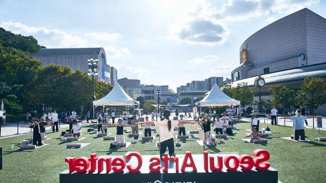낮엔 서재, 밤엔 극장…예술의전당 광장의 ‘무한변신’