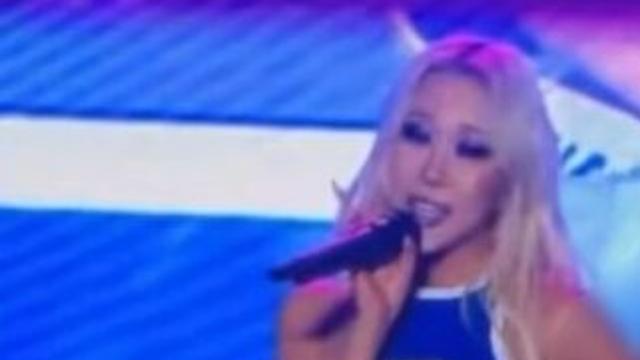 [왓IS] 배 감싼 손...다영, 대학 축제 ‘초밀착 퍼포먼스’ 갑론을박