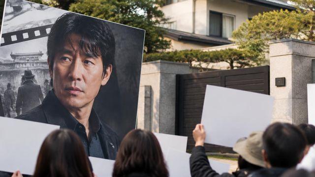 ‘암살자(들)’ 논란 속 유해진 자택 앞 집회