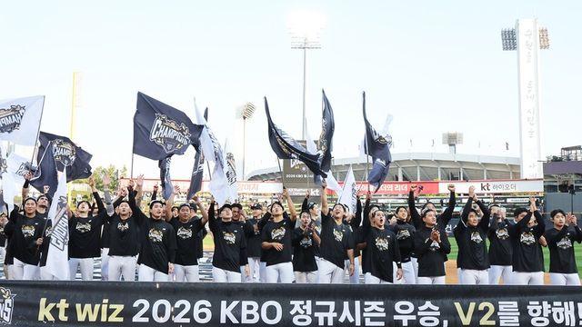 KT, 5년 만에 정규시즌 우승… 프로야구는 최다 관중 신기록