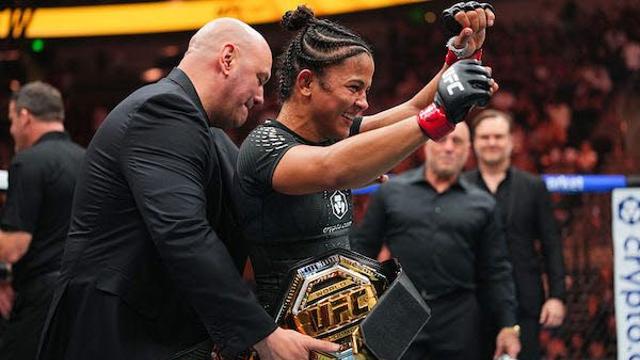 태권도 발차기로 UFC 정상… 실바, 여성 플라이급 챔피언 등극