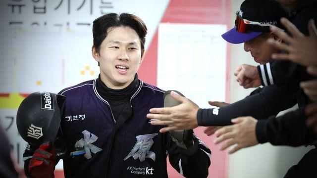 [KT 정규시즌 우승②] 반전의 KT, '강철 마운드'에 '마법의 방망이'까지