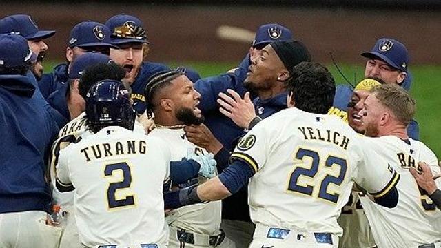 추리오, 역전 끝내기…밀워키, 샌디에이고 꺾고 NLDS 2연승