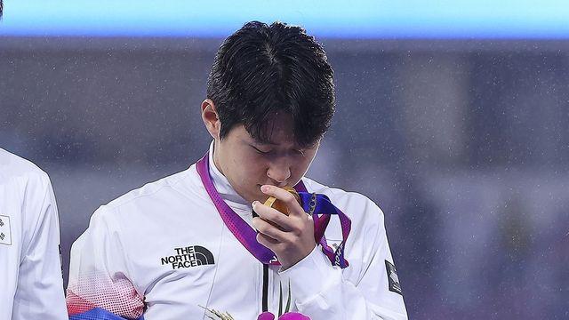 [아시안게임] 병역 망발로 물 흐린 후배들…이강인·손흥민은 달랐다