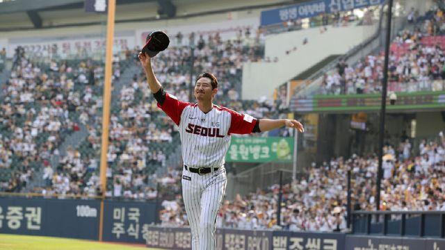 굿바이 잠실’…'레전드' 이병규·박용택, LG 마지막 정규시즌 홈경기 시구