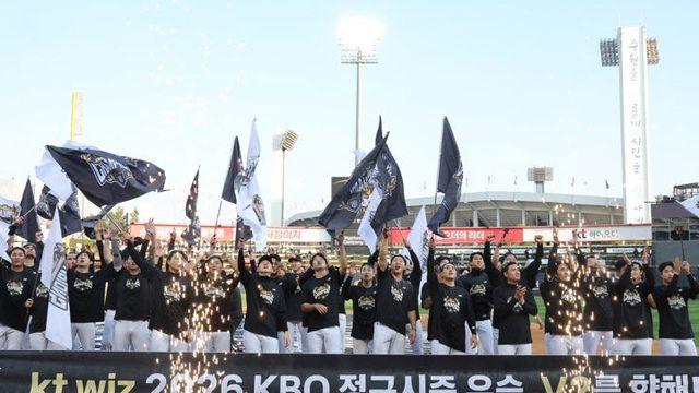'마법사 군단' KT, 5년 만에 정규시즌 우승… 이번엔 안방에서 웃었다
