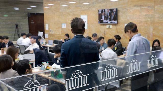 국정감사 이틀째…'DMZ 지뢰사건·투표용지 부족' 공방 예고
