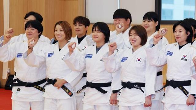 여자유도 또 발칵... 이번엔 밥 먹다가 '비행기' 놓쳤다