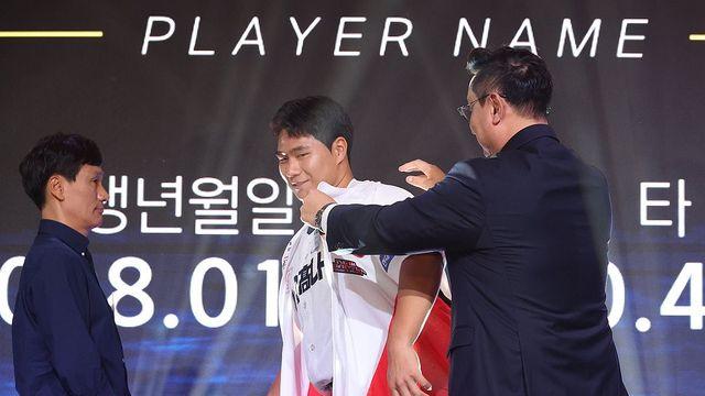 프로야구 KIA, 1라운드 신인 이호민과 계약금 3억5천만원에 계약