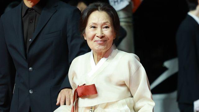 85세 김혜자, 부축 이동에 '건강이상설' 돌자...이런 입장 밝혔다