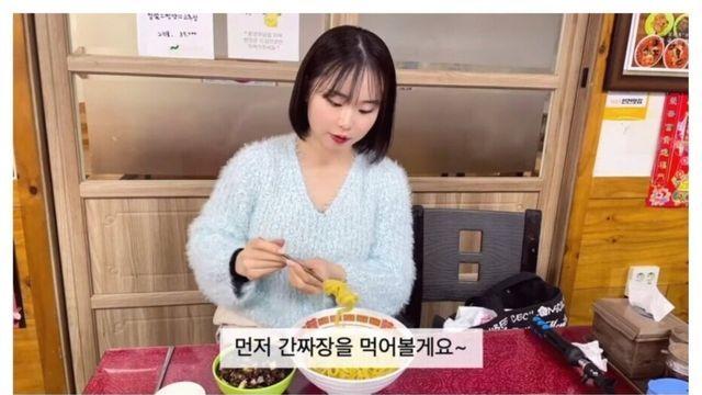 훈수 두고 싶어지는 어느 일본인의 간짜장 먹는 방법 ㅋㅋ