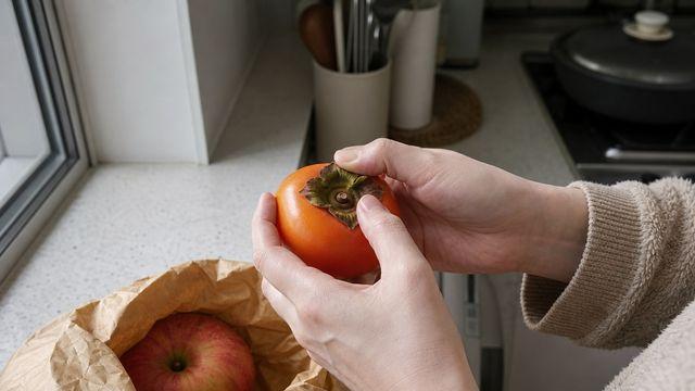 딱딱한 떫은 감은 종이봉투에 '이것' 넣어두세요…홍시 되는 날이 빨라집니다