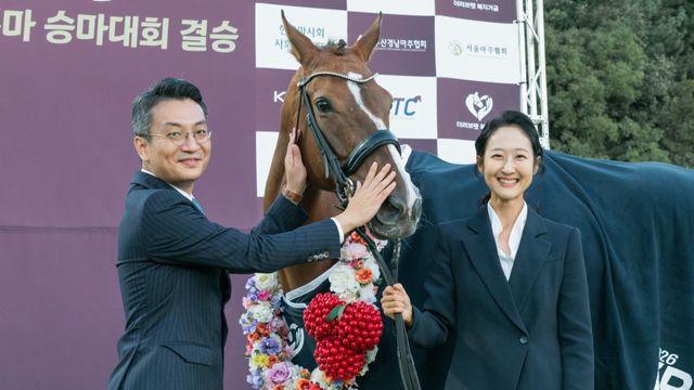 경주마 델피니, 은퇴 후 승마대회 우승…마주 부부는 이름으로 1000만원 기부