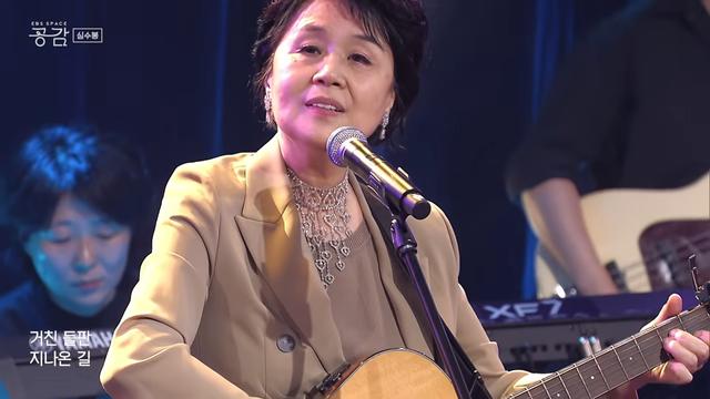 심수봉, '후배 저격 논란' 딛고 '스페이스 공감' 출연…48년 관록의 무대로 전한 '공감과 위로'