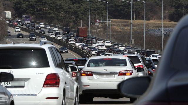 연휴 첫날 고속도로 정체 비상…출발 전 봐야 할 노선별 혼잡 시간