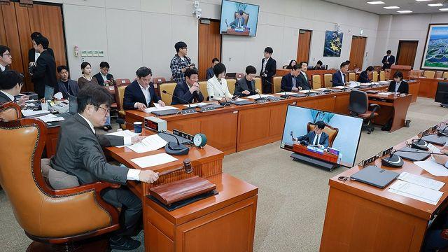 국토위 국감서 고속도·휴게소 문제 질타…글로벌 전기차 점검도